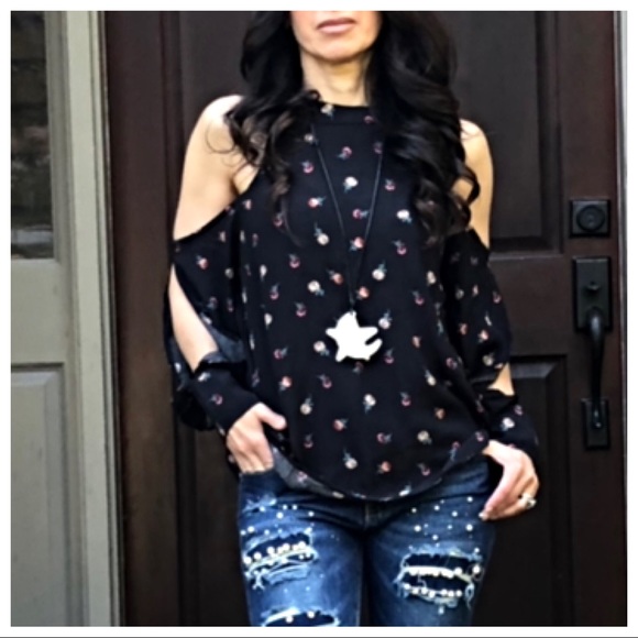 ✨LAST ONE✨Cold shoulder boho chic black floral top - Picture 4 of 8